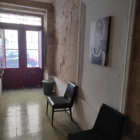 Central 2 Bedroom In Appartement *