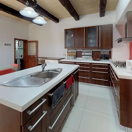 Central 2 Bedroom In Апартаменты